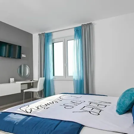 Noemi With A Direct View * Rabac