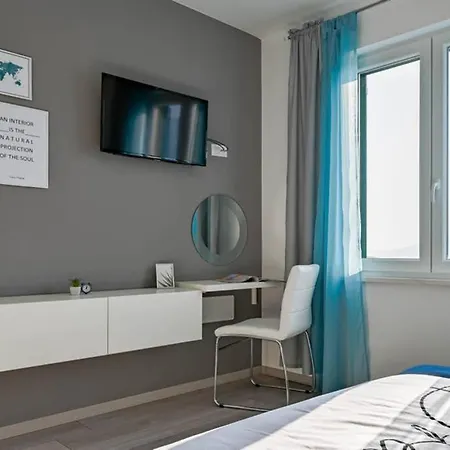 Noemi With A Direct View Rabac