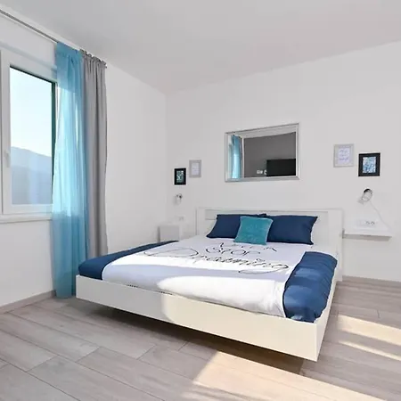 Noemi With A Direct View * Rabac