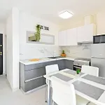 Noemi With A Direct View Apartamento
