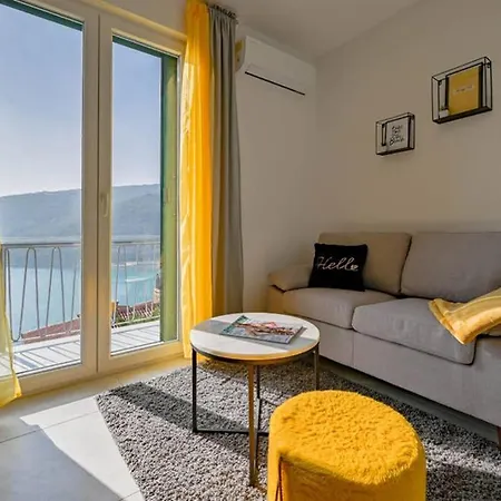 Noemi With A Direct View Rabac