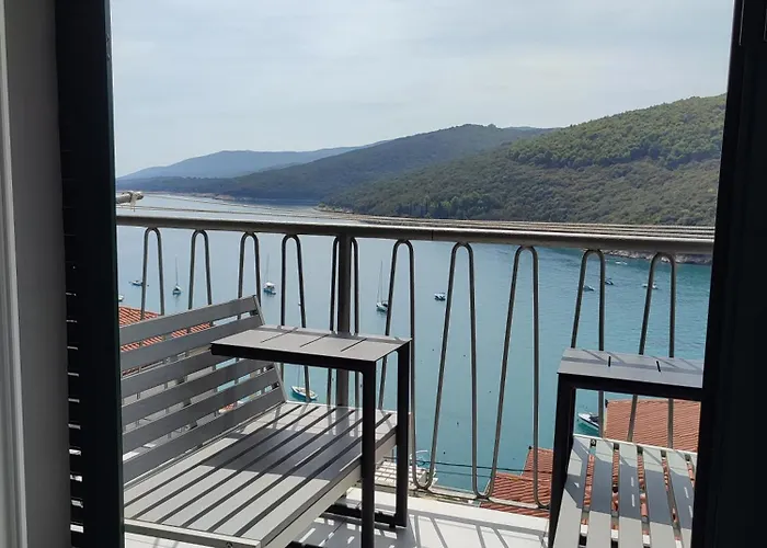 Noemi With A Direct View 라벡