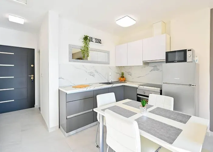 Noemi With A Direct View 아파트