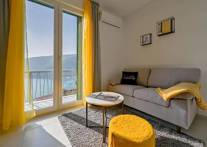 Noemi With A Direct View 라벡