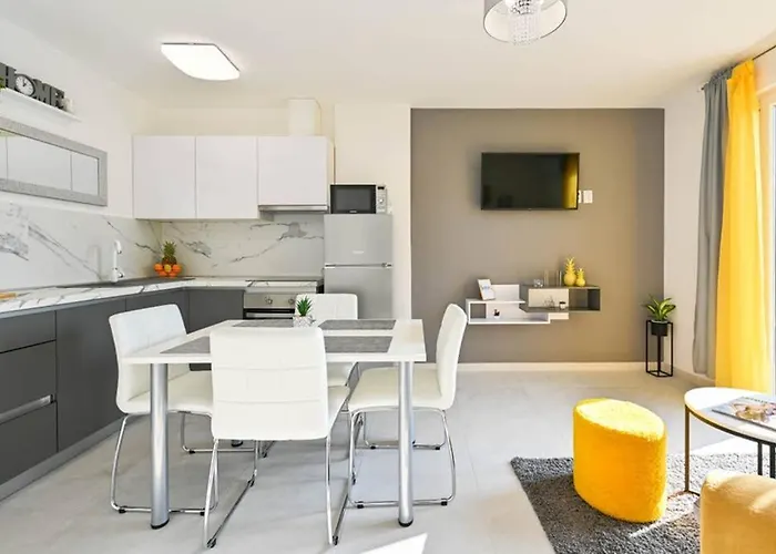 아파트 Noemi With A Direct View 라벡