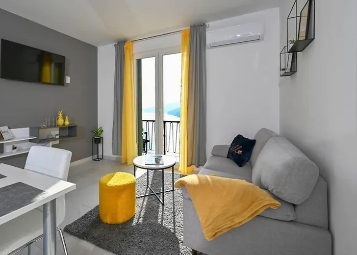 Noemi With A Direct View 라벡