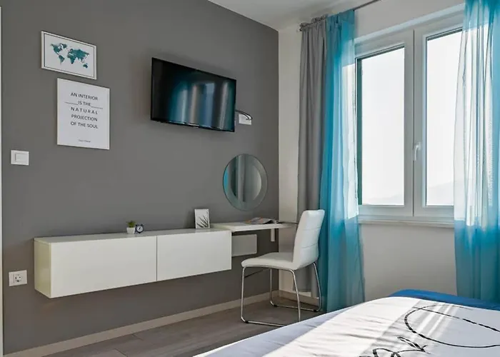 Noemi With A Direct View 라벡