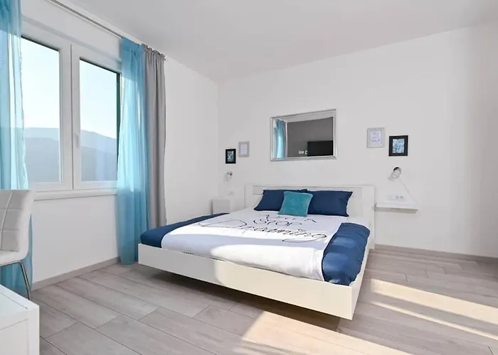 Noemi With A Direct View * 라벡